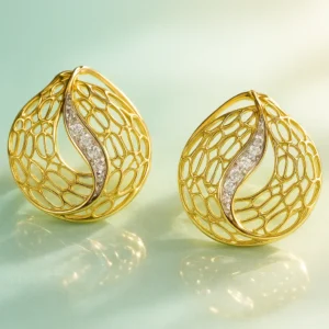 Elegant openwork round earrings with sparkling stones
