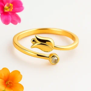 Stylish tulip inspired gold polished silver ring with shimmering stone